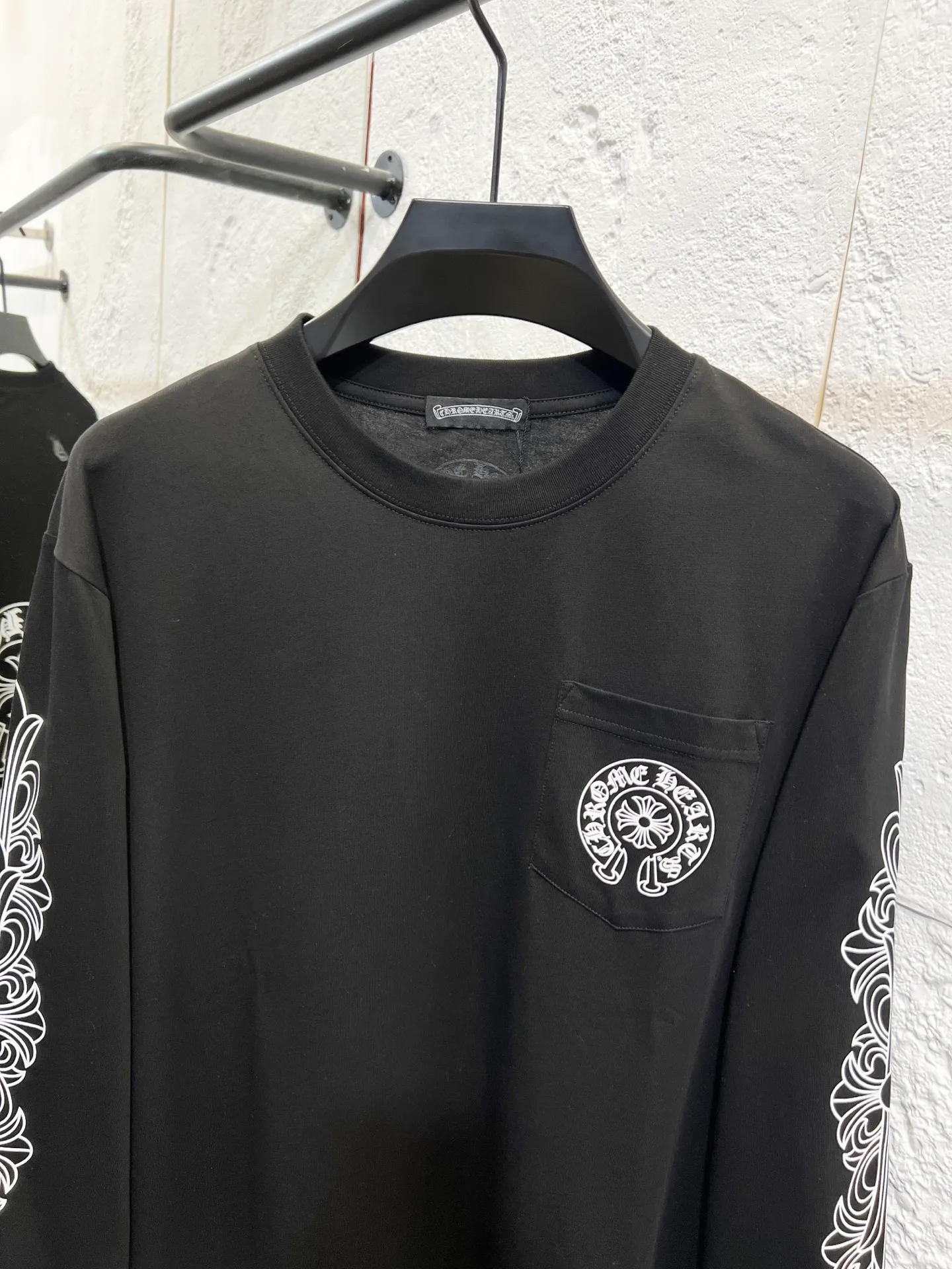 P170 Style number: T66 ChromeHearts-CH ChromeHearts city limited cross Sanskrit printed long sleeves SIZE #s m l xl Length 69 71 73 74 Bust 106 110 114 118 Sleeve length 64 65 66 67